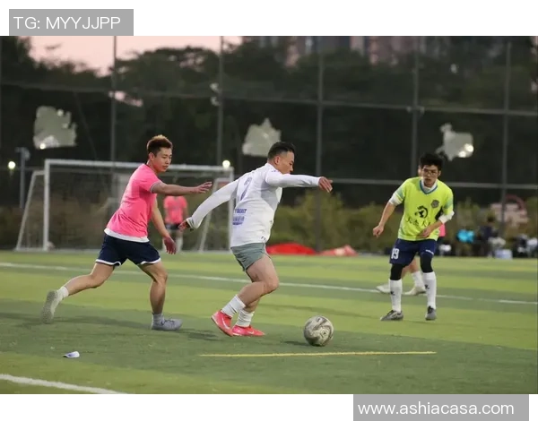 足球明星的魅力生活揭秘超帅日常瞬间引发粉丝热议 足球明星的魅力生活揭秘超帅日常瞬间引发粉丝热议