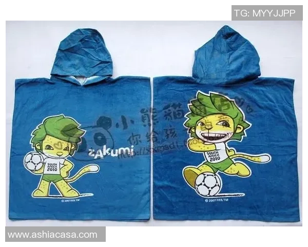 足球明星身披斗篷与女生合影展现独特魅力与时尚风格