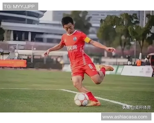 19岁足球明星崭露头角引领新时代球场风潮成就未来之星